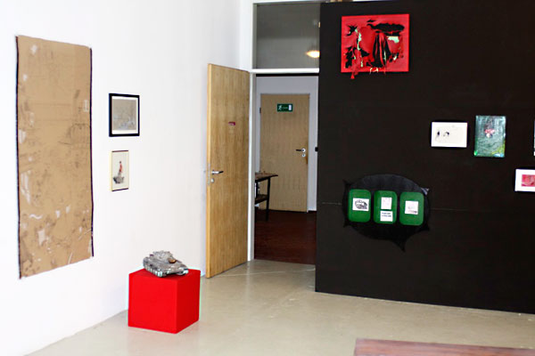 Ausstellungsansicht mit Bilderwand