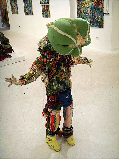 Textilfigur von vorne mit geplatztem Kopf